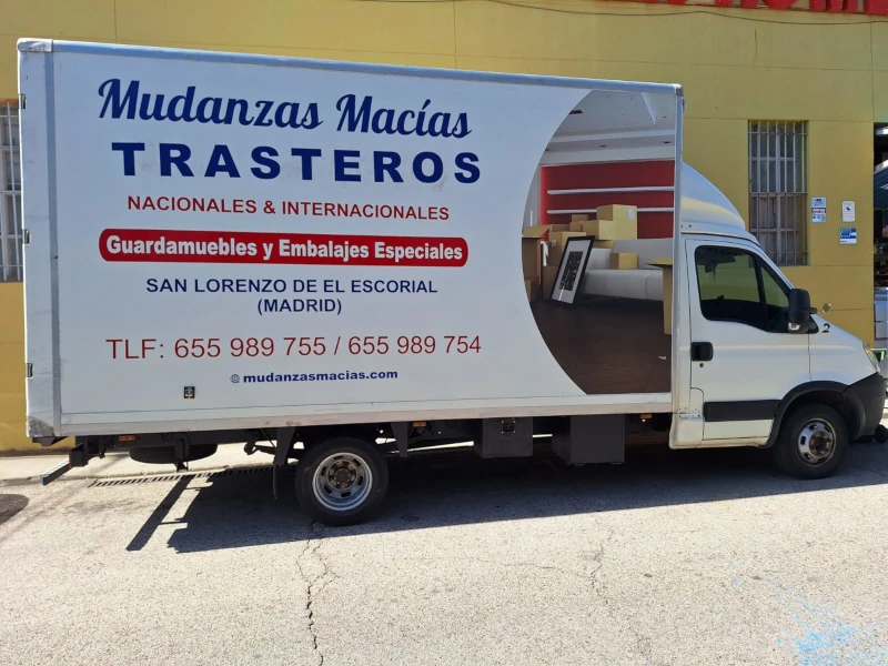 Camión de mudanzas en primer plano
