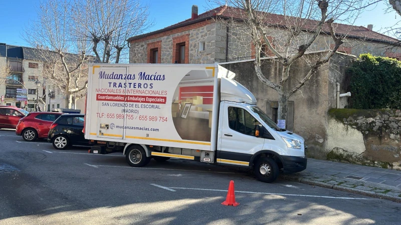 Camión de Mudanzas Macías en la calle