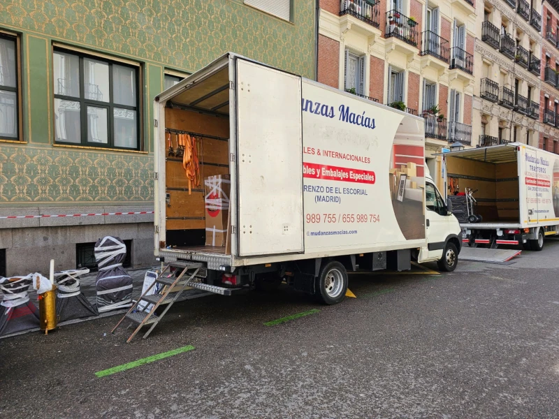 Carga de mobiliario en el camión