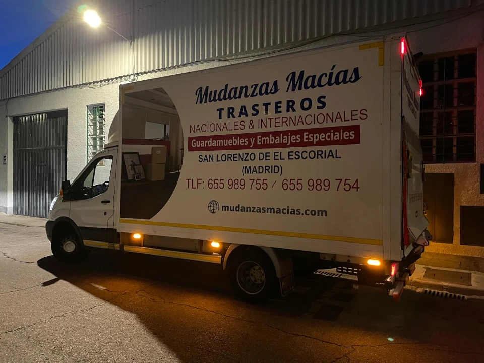 Camión nocturno de Mudanzas Macías