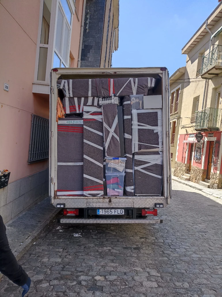 Camión de mudanzas en calle