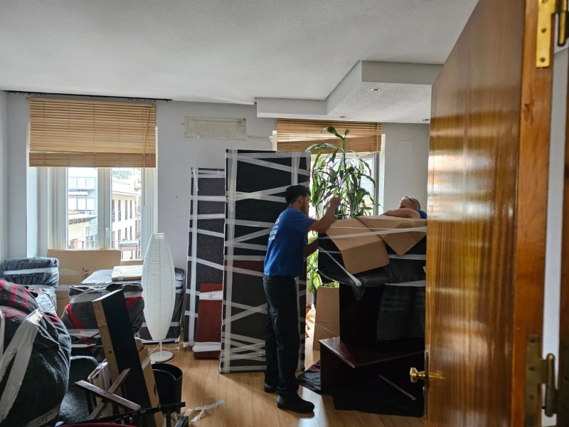Equipo de Mudanzas Macías en servicio