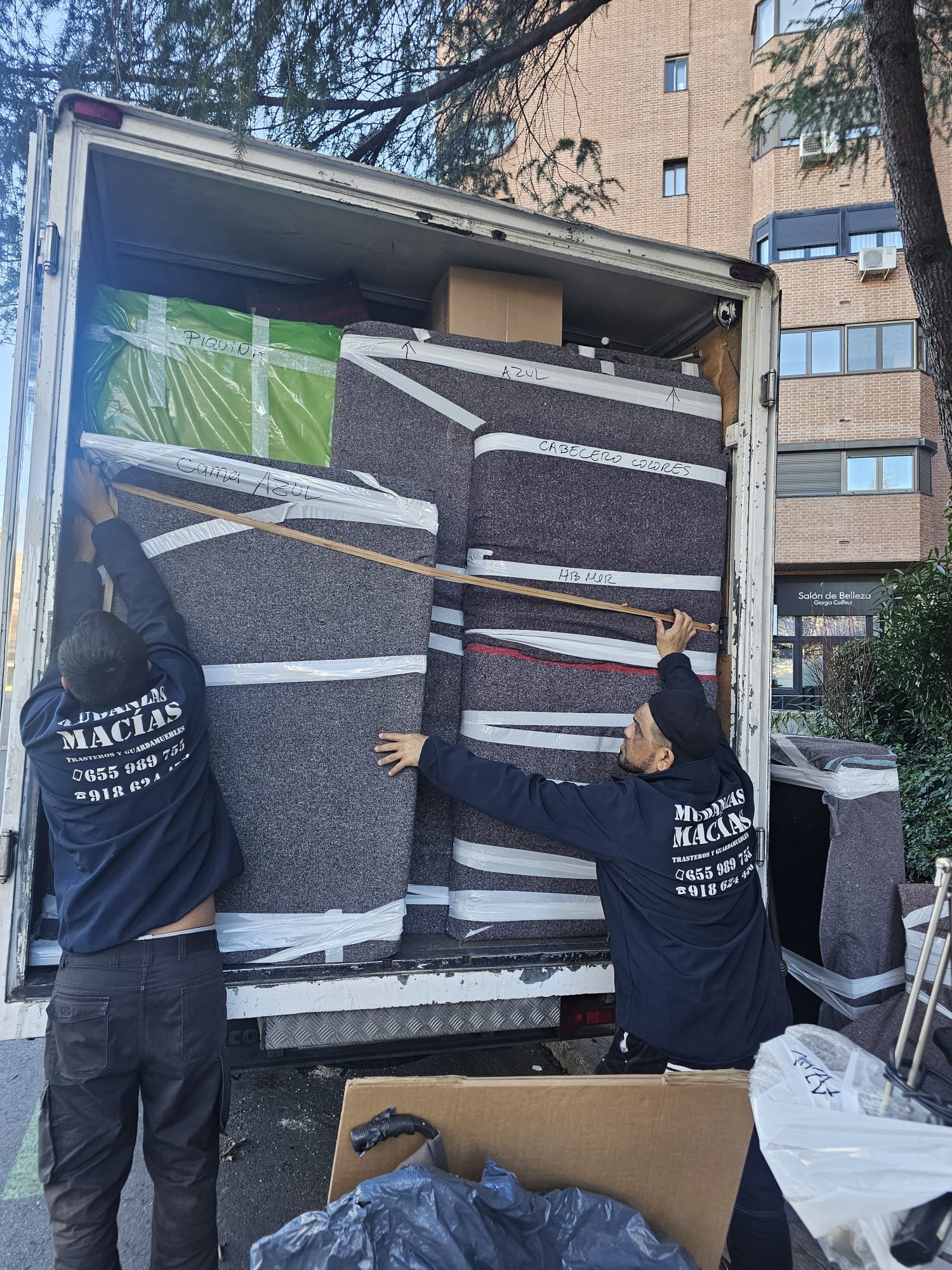 Carga de mobiliario durante una mudanza